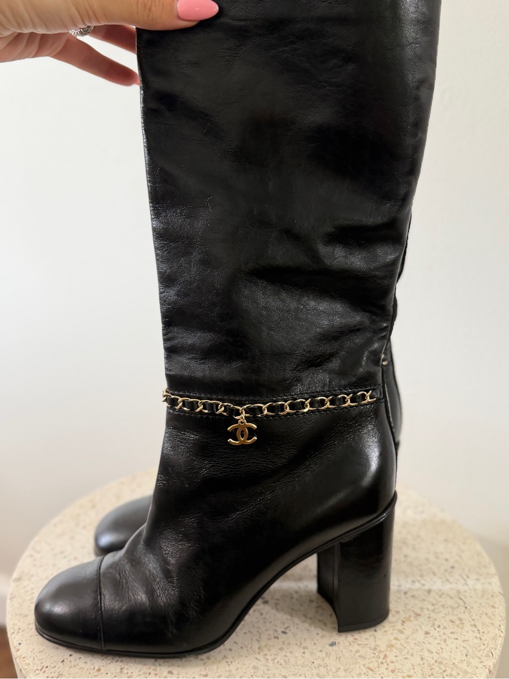 Chanel leather tall boots with a gold CC chain detail and block heel - Picture 9 of 10